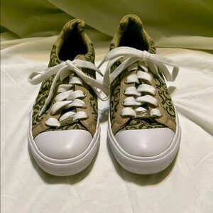 G by Guess Beige and White Women's Sneakers canvas Mallory shoes GBG